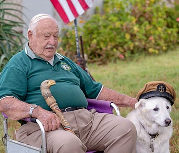  An old dog was about to be euthanized, but a 93-year-old Navy veteran saved him