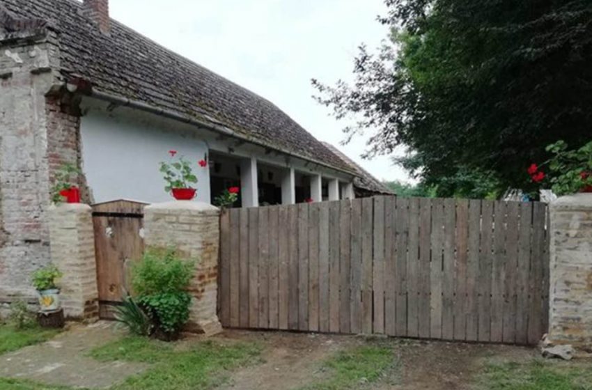  They bought a dilapidated house and rebuilt it into a cozy home!