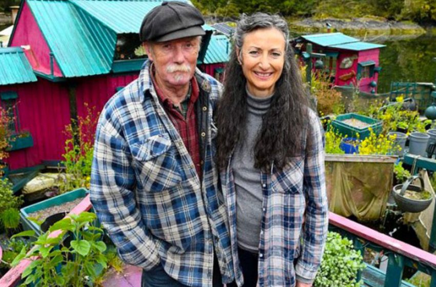  For almost 30 years, the couple have been living on a floating island that they built themselves!