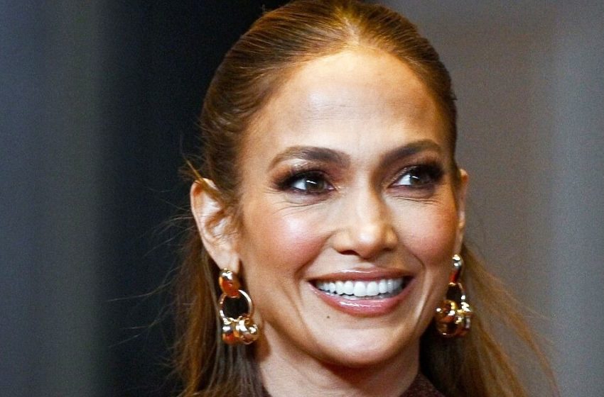  “Woman of an extraordinary beauty”: 52-year-old J. Lo delighted fans with her figure in a tight dress!