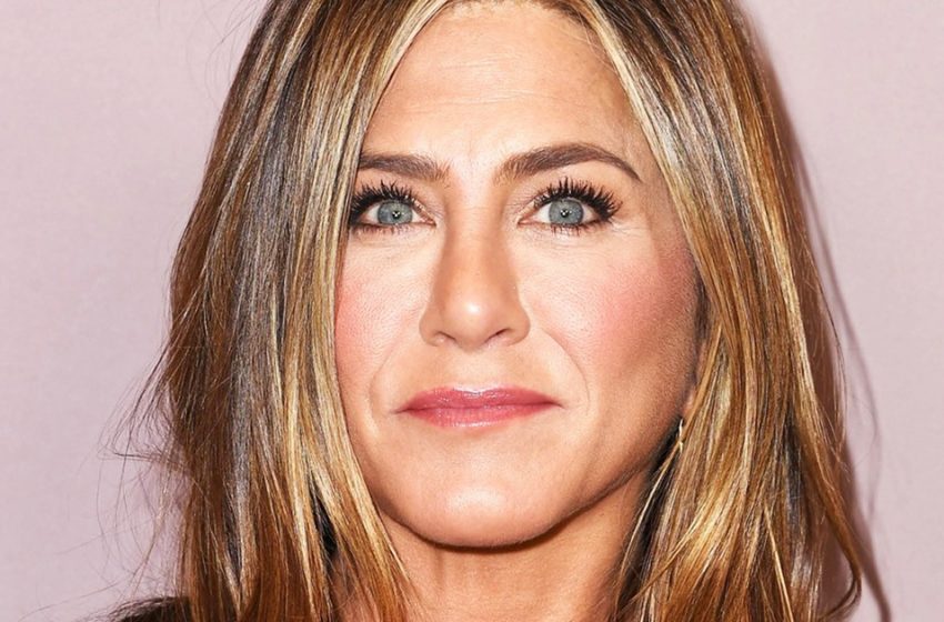  52-year-old Aniston pays great attention to stretching and regular exercise! Enjoy the latest photos of the actress!