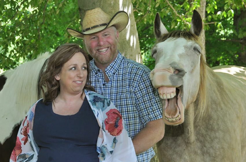  The couple’s maternity shoot was photobombed by a laughing horse