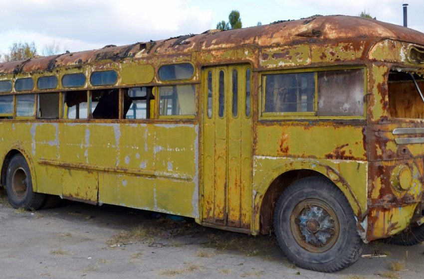  The girl bought an old bus and turned it into a house on wheels!