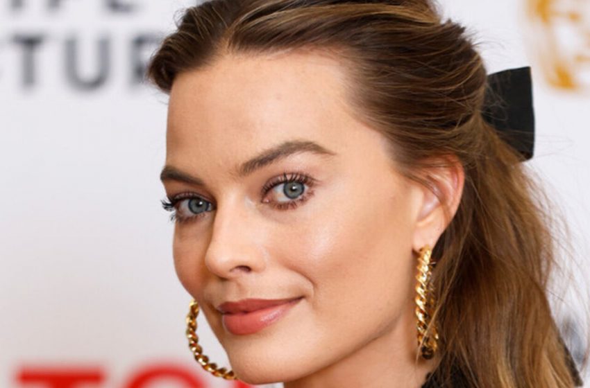  Margot Robbie in a formal suit with a neckline appeared on the red carpet!