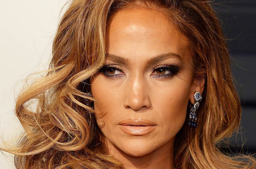  “The best gift for a husband!”: Jennifer Lopez wore a dress with a deep neckline and a special pendant!