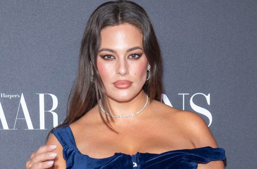  The model Ashley Graham came to the party without a skirt and showed her forms in lingerie!