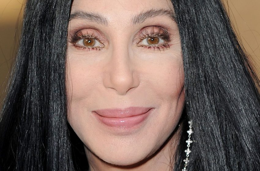  “Can’t Recognize With No Makeup! “75-Year-Old Cher With No Makeup Has Been Captured By The Paparazzi While On A Vacation