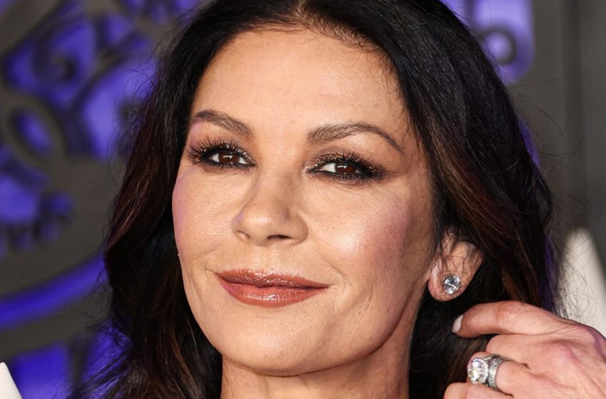  “The Dress That Made Everyone Gasp”: 53-year-old Catherine Zeta-Jones Appeared in an Outfit With a Neckline to the Navel!