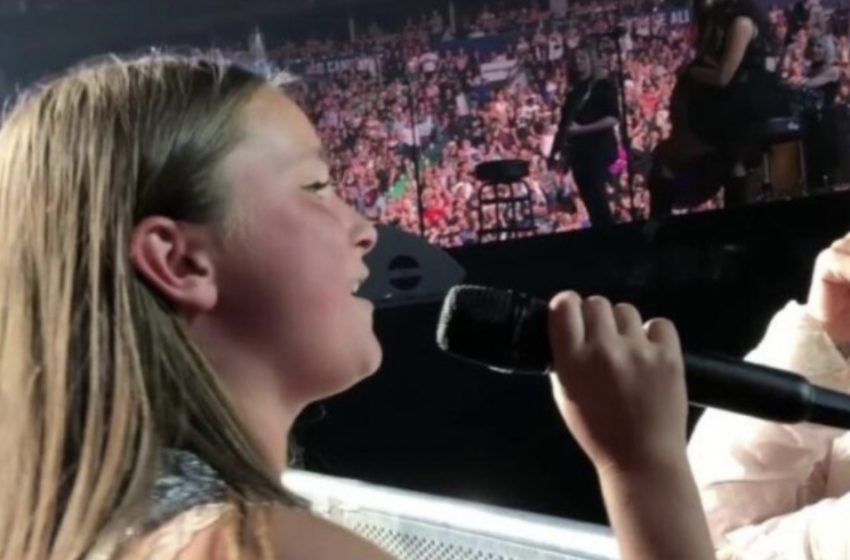  “Secret Talent”: Pink Gives a Microphone To a 12-Year-Old Girl, Who Simply Wows The Audience With Her Voice!