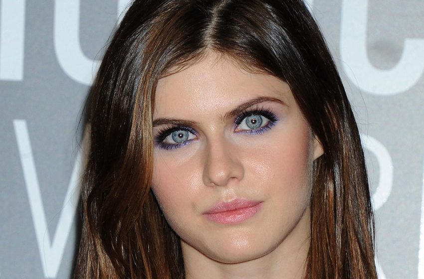  Alexandra Daddario Posted a “Surprise” Photo That Makes You Look at Her Forever!