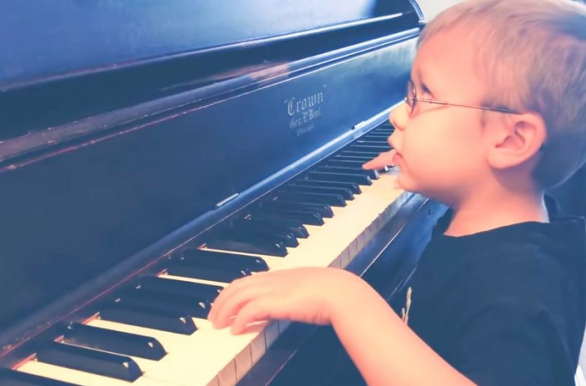  “The Little Musician, Who Has Poor Eyesight Conquered Everyone With His Performance of Bohemian Rhapsody”: Watch The Touching Video!
