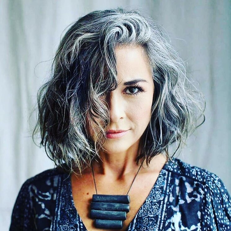 Women Who Stopped Dyeing Their Hair And Look Amazing With Gray Hair Everythingfun 4544