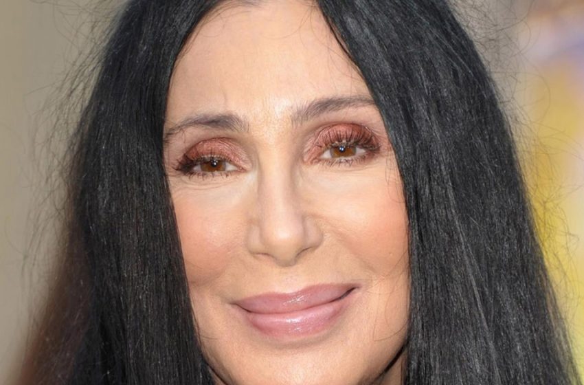  “76-Year-Old Star Without Makeup And Bra”: Paparazzi Captured Cher On Vacation On a Yacht!