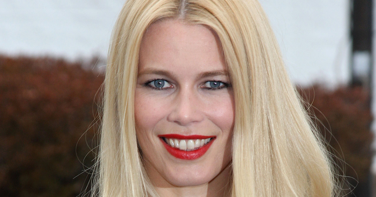 Как сейчас выглядит клаудия шиффер 2025 "In My Mother's Dress In Paris." Claudia Schiffer Showed How She Looked At 17 - 