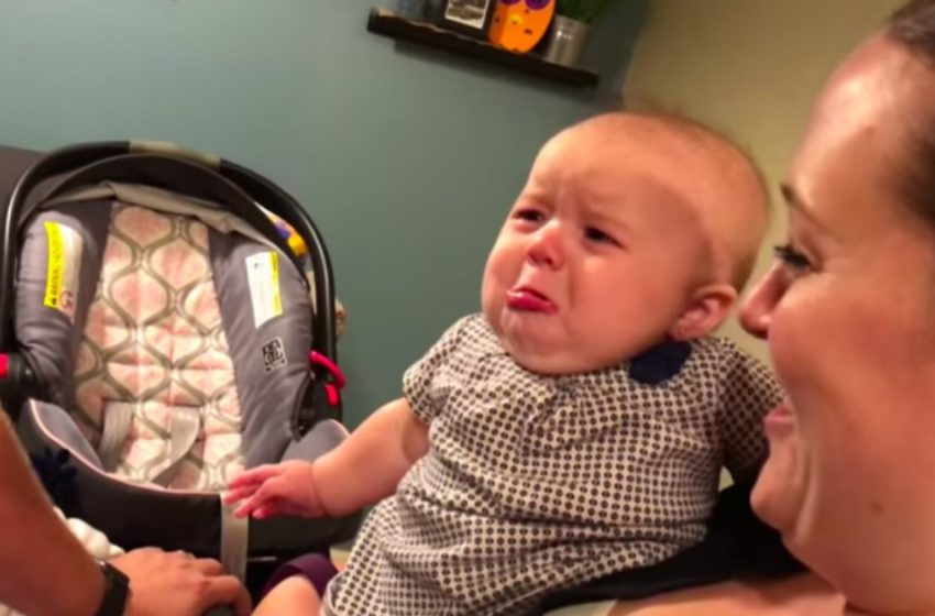  The Baby Does Not Want Dad To Kiss Mom! His Reaction Is Very Touching
