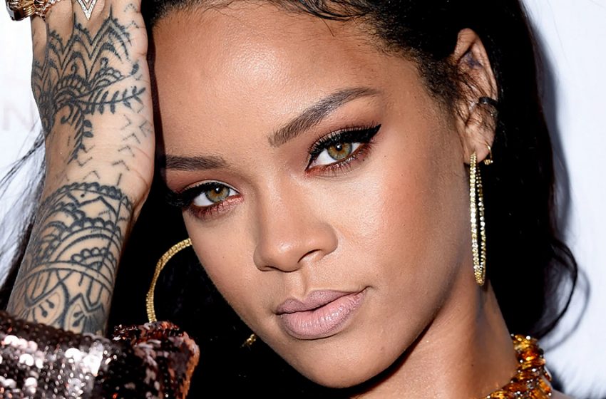  “She’s Inexplicably Hot!” Rihanna In A Lace Jumpsuit Danced Seductively