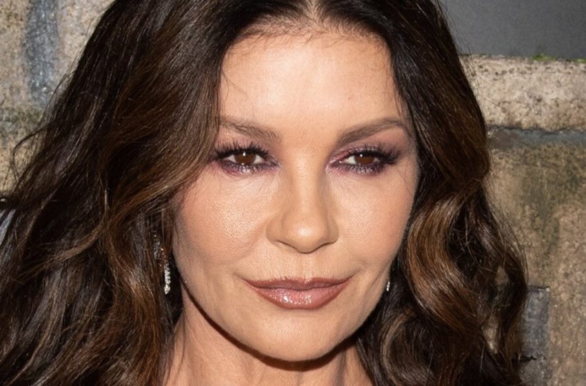  “She Is Stunning!” Catherine Zeta-Jones In A Dress With A Deep Neckline Left People Speechless