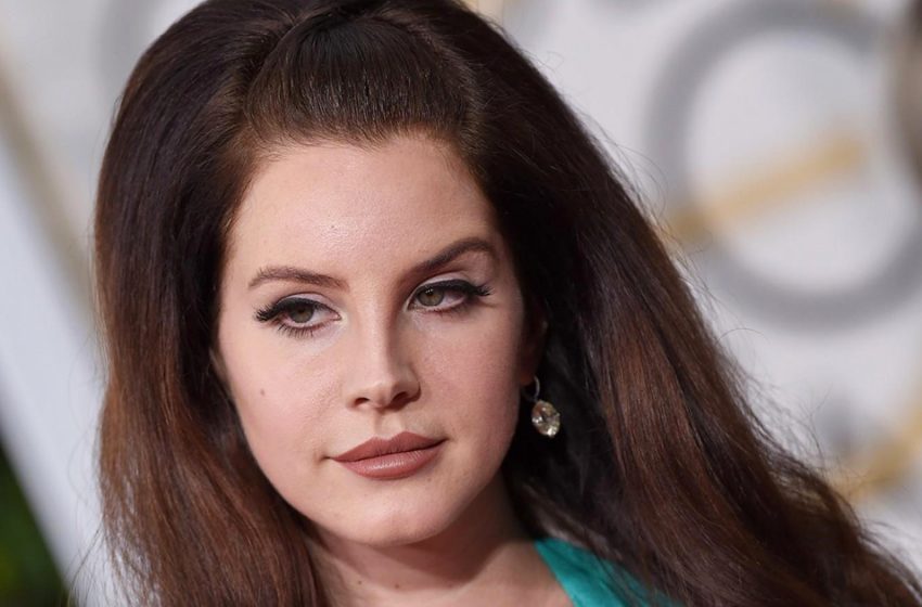  “I Gained 220 Pounds Eating Junk Food”: Lana Del Rey Put On Tight Leggings Showing a Shocking Change In Figure!