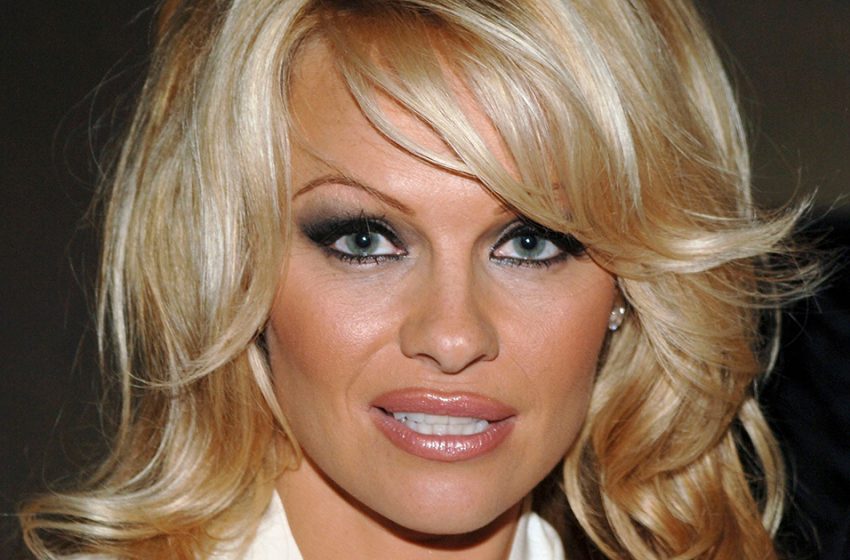  “Wrinkles, Frowns And Chapped Lips”: Pamela Anderson Boldly Went Out Without Makeup – This Is How She Looks Like In The Morning!