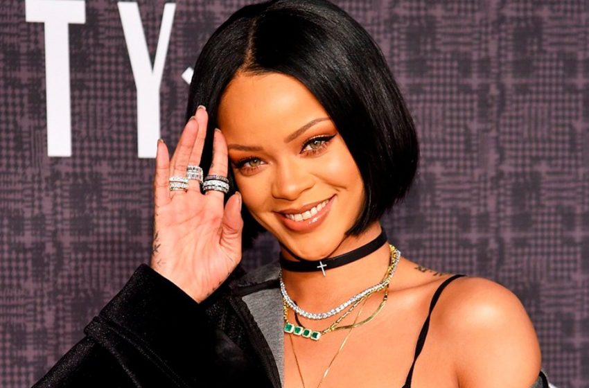  “Just Don’t Lose Weight!”: Rihanna Showed Off Her Curves In a Bold Photo Shoot!