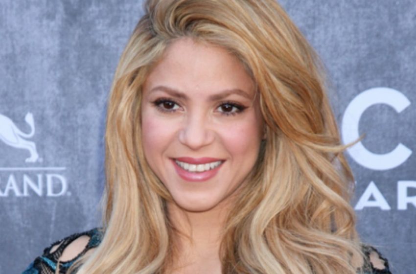  “Beauty On The Beach!” 45-Year-Old Shakira In a Beach Outfit Looks Like a 20-Year-Old Girl!