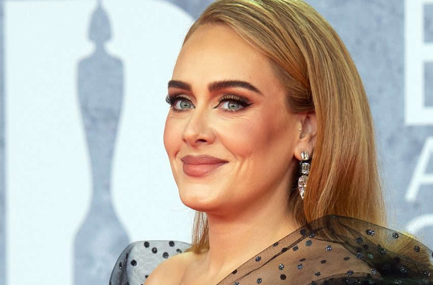  Creepy Wrinkles: Adele’s Friend Took a Close-up Photo Of Her Upsetting The Singer’s Fans!