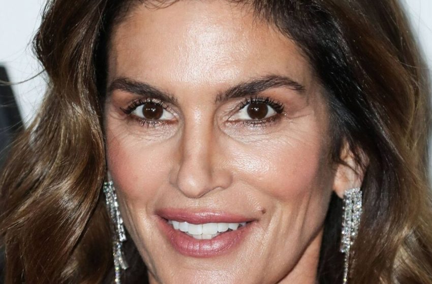  Cindy Crawford In a Scarlet Peignoir: The Model Became The Star Of a Romantic Video!