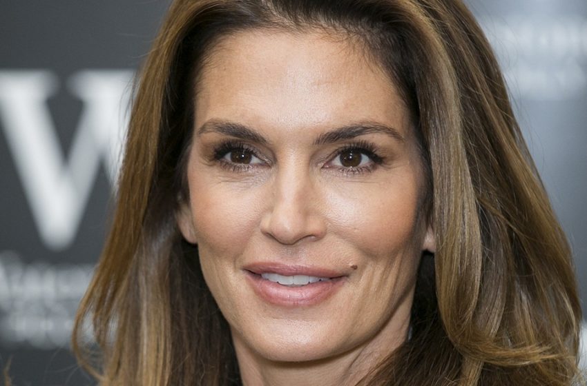  “Eclipsed Mom On The Podium”: What Does 21-Year-Old Daughter Of Cindy Crawford Look Like?