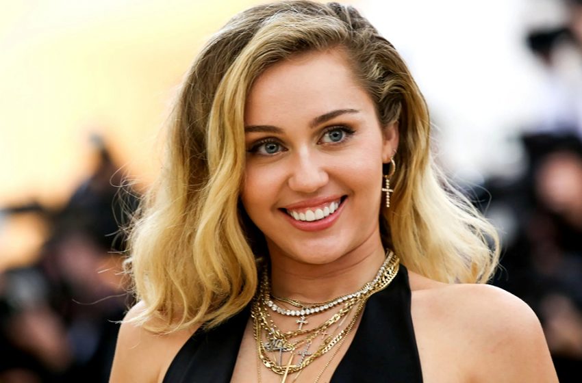  Miley Cyrus In A Very Revealing Dress Celebrated The Success Of Her New Song