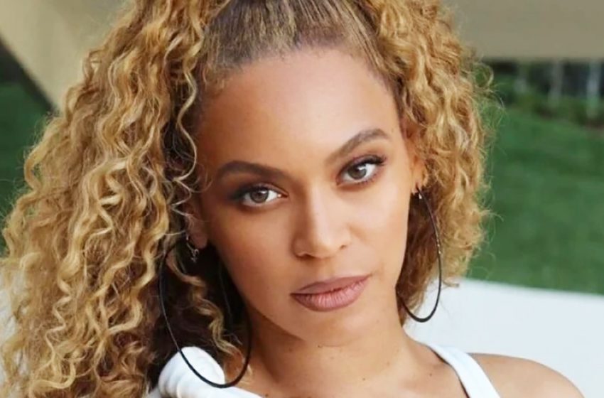  Diamonds Instead Of Clothes! Beyoncé Announces Her Upcoming World Tour