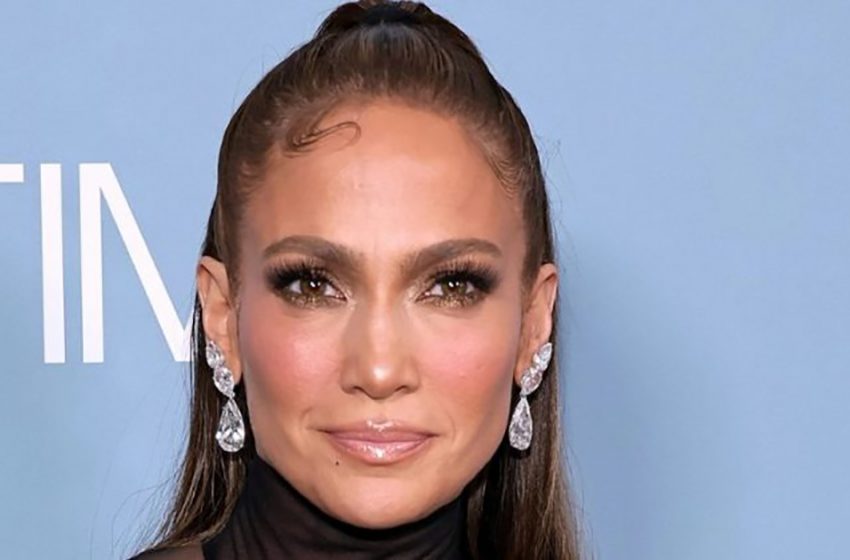  “She’s Too Old For That!” Jennifer Lopez’ New Dress Made The Press Critisize Her