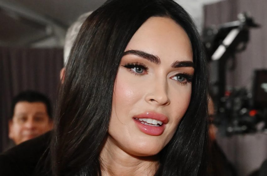  “So Elegant!” Megan Fox In A Scarlet Dress With A Deep Neckline Appeared At The Grammy Pre-Party