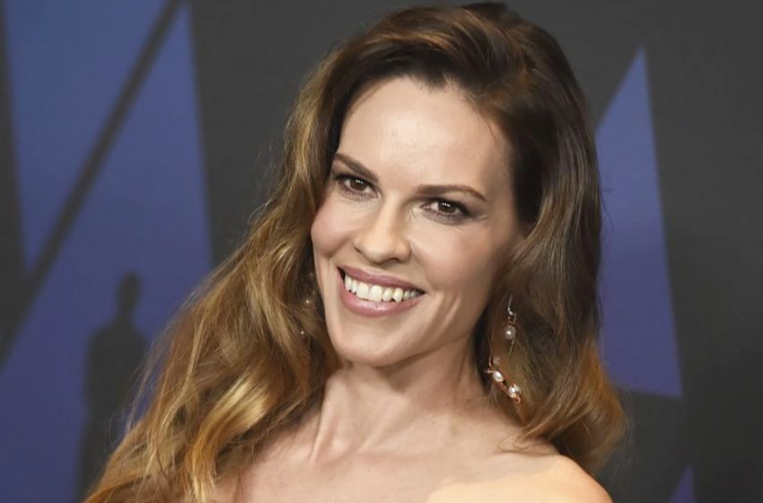  “So Adorable!” Pregnant Hilary Swank In A Top And Leggings Showed Off Her Big Tummy