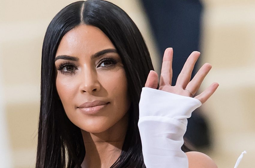  “Perfect angle!” Kim Kardashian posed in a swimsuit while walking up the stairs