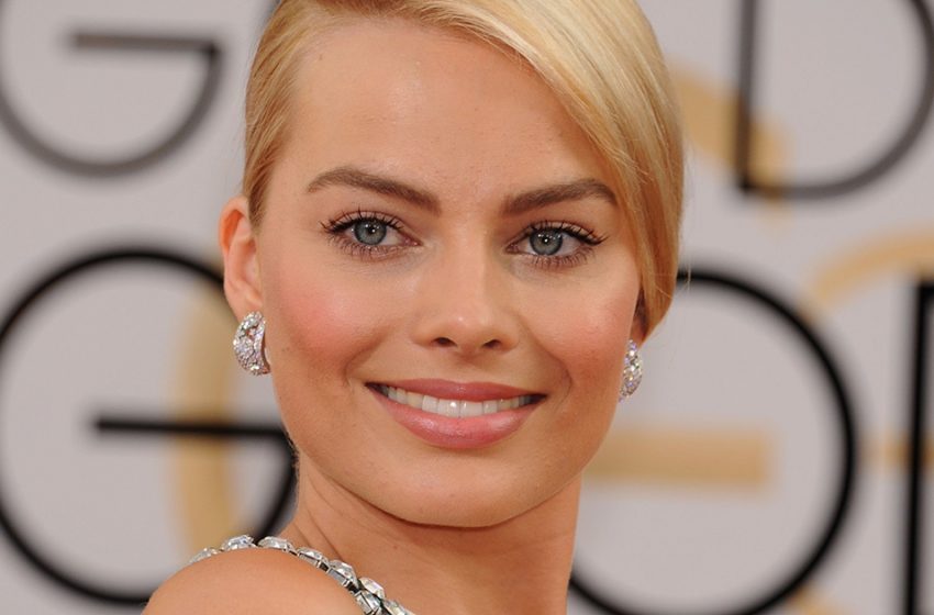  The Most Beautiful Woman: Margot Robbie In a Sparkling Dress With a Revealing Neckline Appeared At The Oscars!