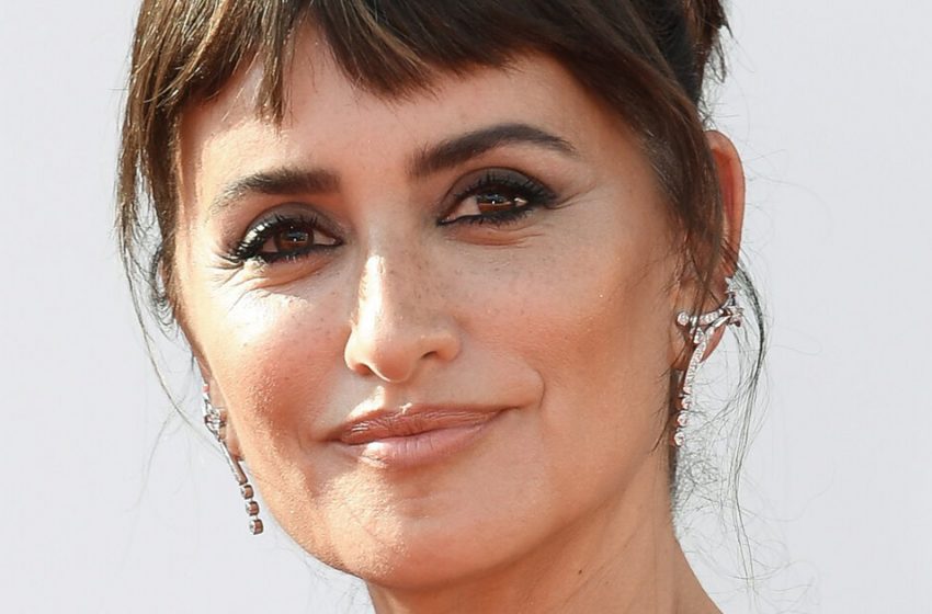  “Nice Evening!”: Penelope Cruz In a Black Asymmetrical Mini Appeared In Madrid!