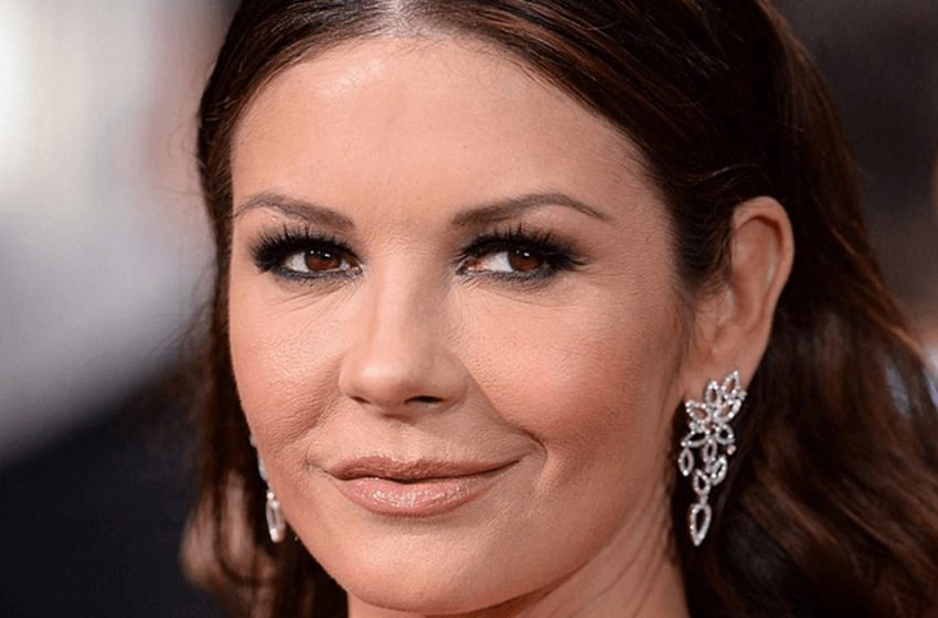  “Wrinkled Neck And Age Spots On The Face”: 50-Year-Old Catherine Zeta-Jones Showed Her Photos Without Makeup And Retouching!