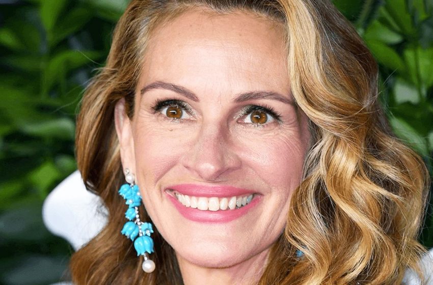  “All in Dimples!” The paparazzi got pictures of 53-year-old Julia Roberts from her vacation