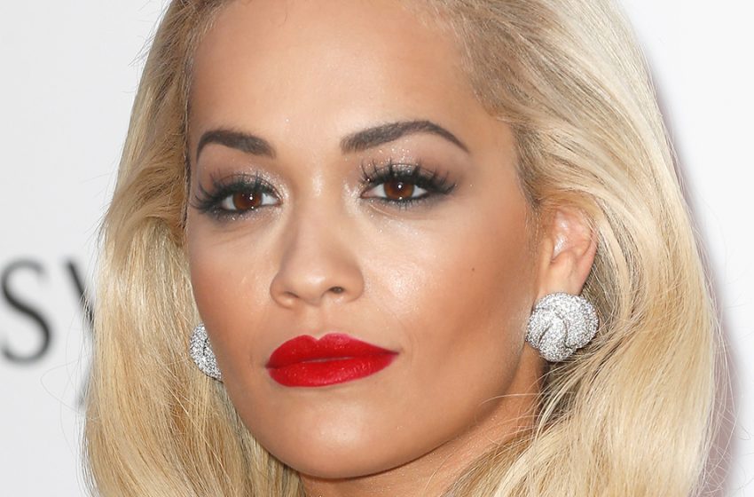  Rita Ora in an extremely “naked” dress with suspenders appeared at the Oscars pre-party