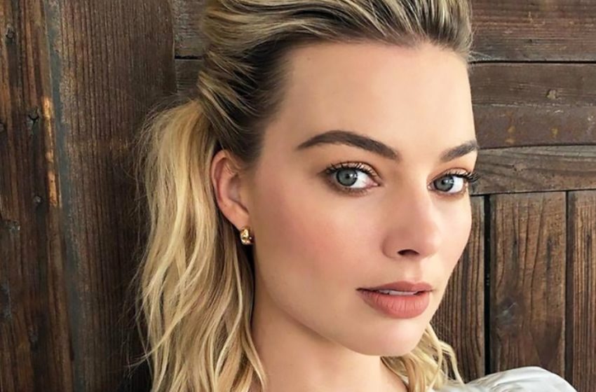  Margot Robbie in a sparkling dress with a revealing neckline appeared at the Oscars-2023