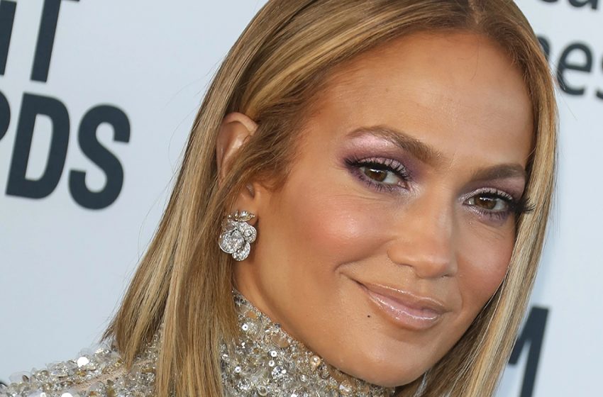  “Strange face and too revealing body!” Half-naked Jennifer Lopez stunned fans