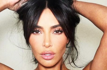 “I was staring at your hips.” Kim Kardashian in a turquoise swimsuit asked for compliments from men