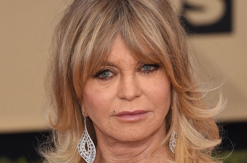  “Deep Neckline, Lace And No Underwear”: 76-Year-Old Goldie Hawn Surprised Everyone With Her Outfit!