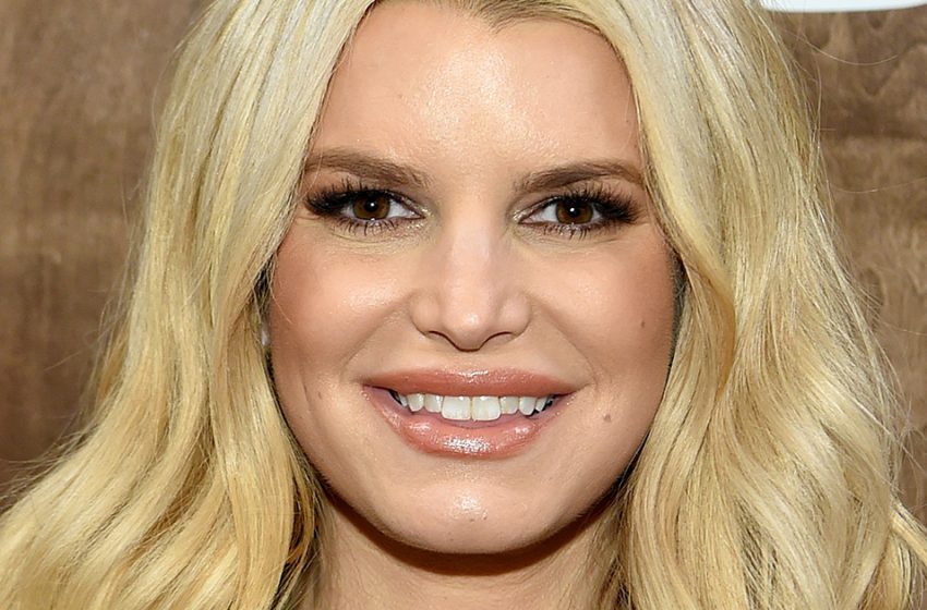  “Perfect Cheekbones And Delicate Features”: 42-Year-Old Jessica Simpson Without Makeup Looks Like a Teenager!