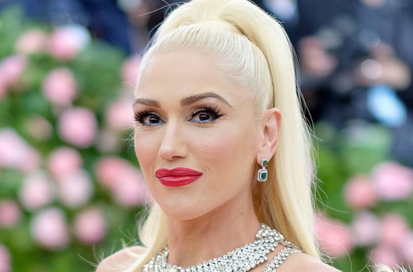  “Spicy, But Not Vulgar”: 53-Year-Old Gwen Stefani Appeared In a Miniskirt At The 57th CMT Music Awards!