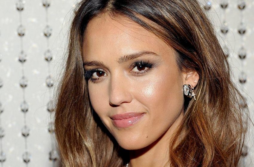  “Sagging Belly And Cellulite”: Jessica Alba Was Captured On The Beach In a Green Swimsuit!