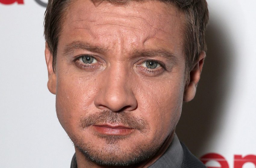  “Haggard And Hunched”: Jeremy Renner With a Cane For The First Time After a Terrible Accident Appeared On a TV Show!