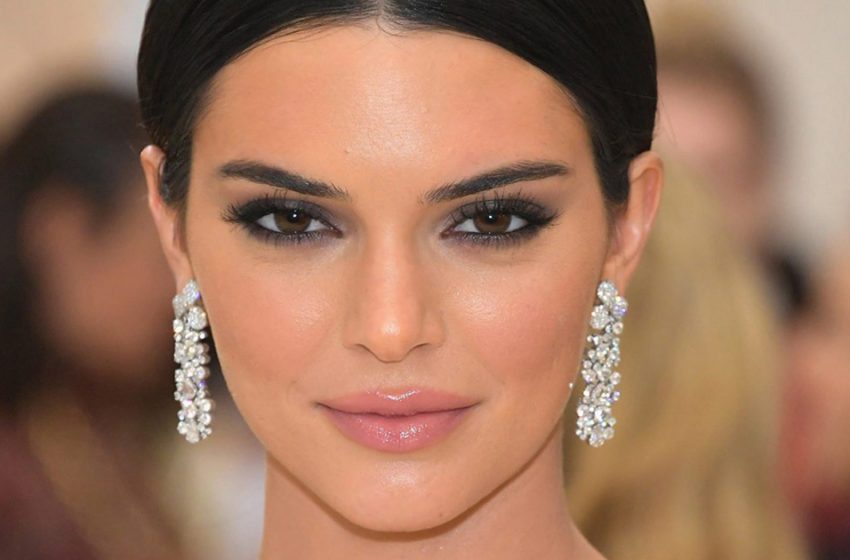  “Even Campbell Is Jealous Of Her”: Photo Of Kendall Jenner By The pool Gained 7 Million Likes In a Day!