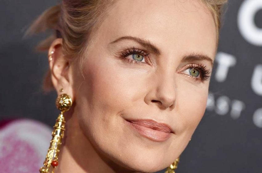  “The Actress Is Well Tanned”: Charlize Theron Made a Real Splash On The Beach!