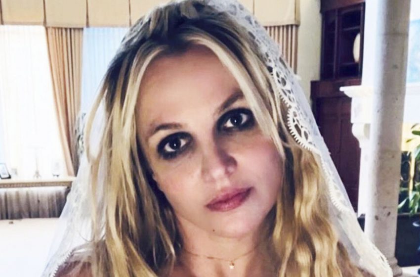  New scandal: Britney Spears ran away from her young husband to Hawaii without a wedding ring